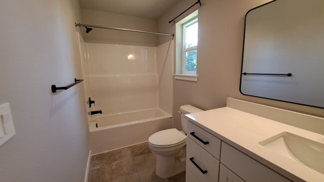 Building Photo - 3 Bedroom 2.5 Bath Duplex