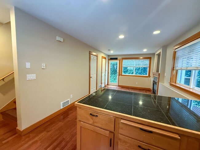 Building Photo - 2bd/1.5ba Seattle Condo