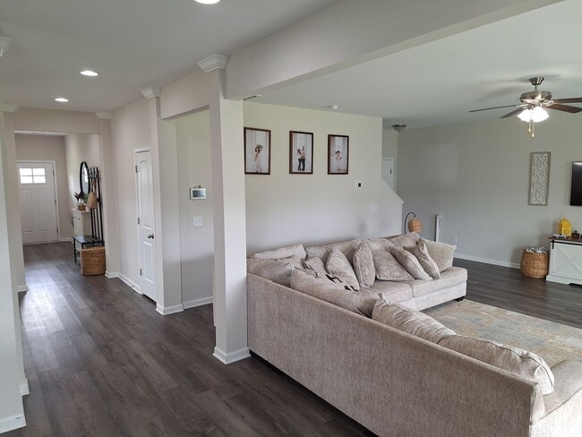 Building Photo - Magnificent Five Bedroom Home in Elgin SC!