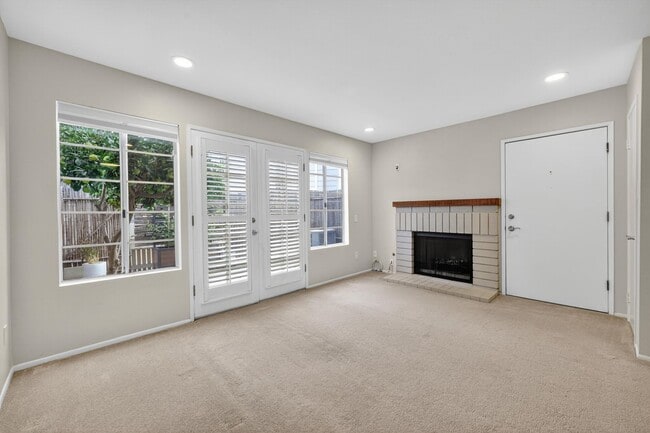 Building Photo - Spacious 3-Bedroom Townhome in Orangethorp...