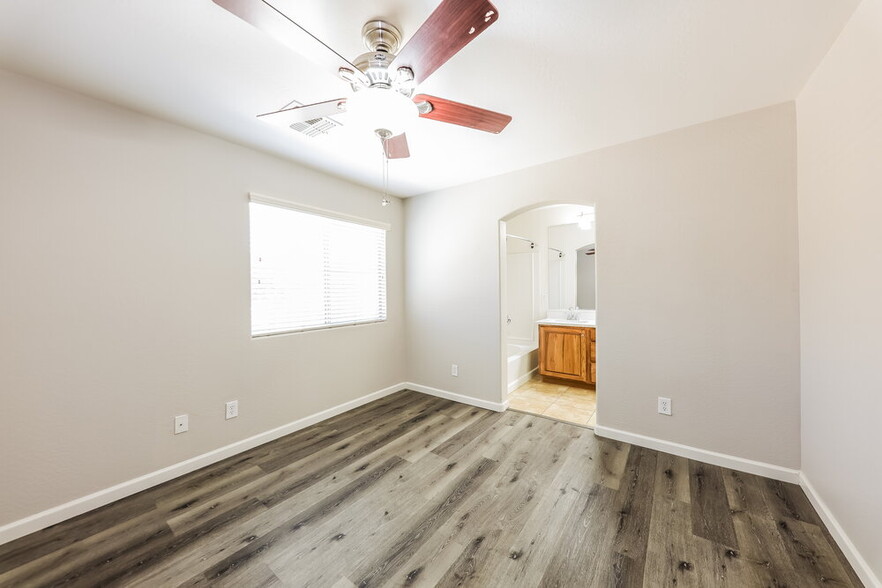 Building Photo - 14210 W Country Gables Dr