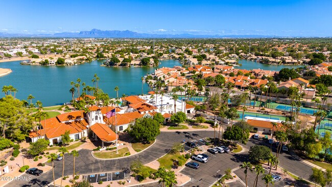 Building Photo - 2119 E New Bedford Dr