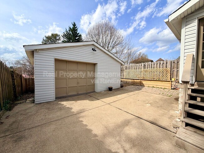 Building Photo - 1818 Kleber St