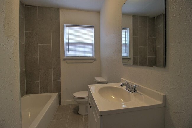 Building Photo - 1004 NE 19th St