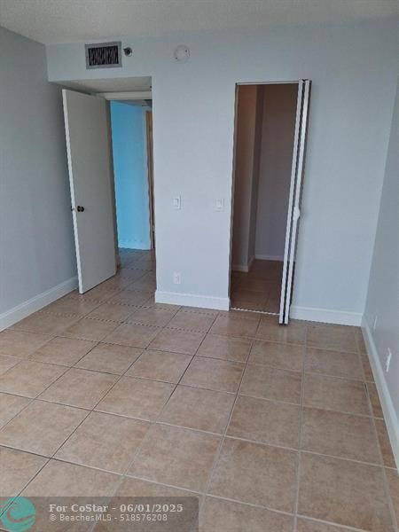 Building Photo - 105 Lake Emerald Dr