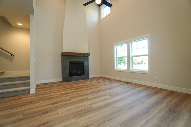 Building Photo - 150 N Edgewood Ln