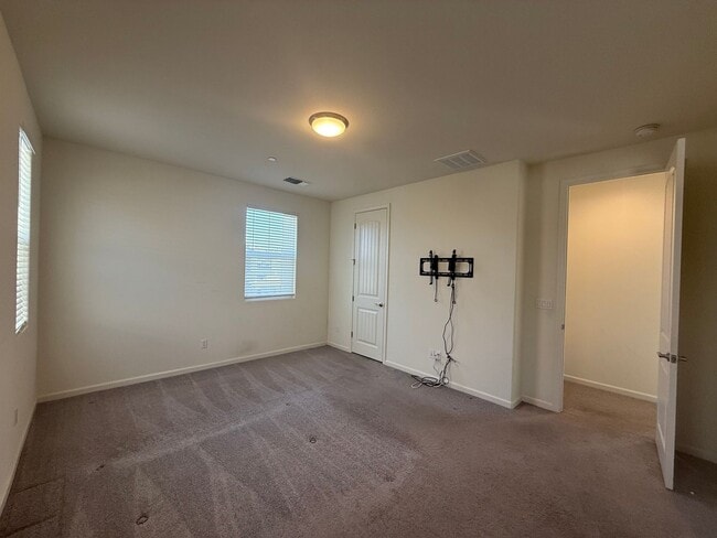 Building Photo - Spacious 3 bed 2.5 bath available in North...