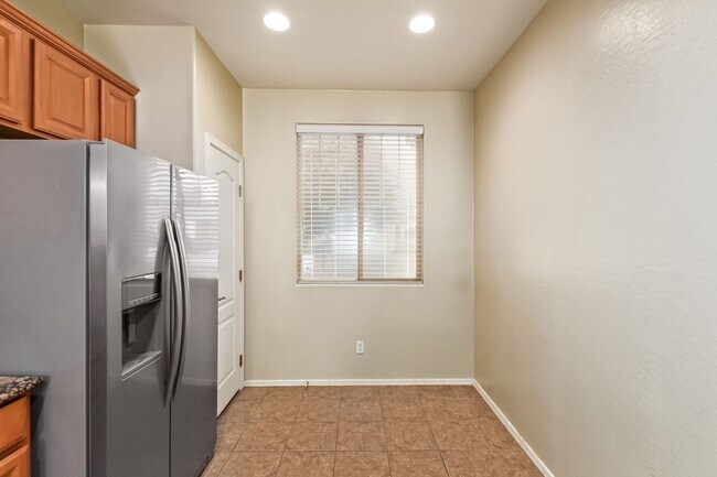 Building Photo - Attractive 3 bed, 2 bath home