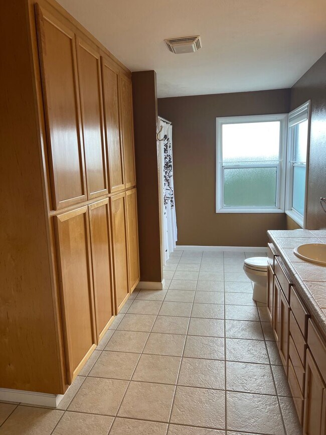Building Photo - Welcome to this charming 2-bedroom, 2-bathroom home!