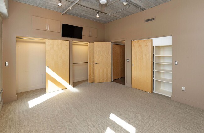 Building Photo - 309 E 5th St