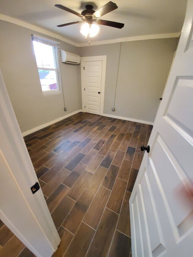 Building Photo - 115 W Drake Ave