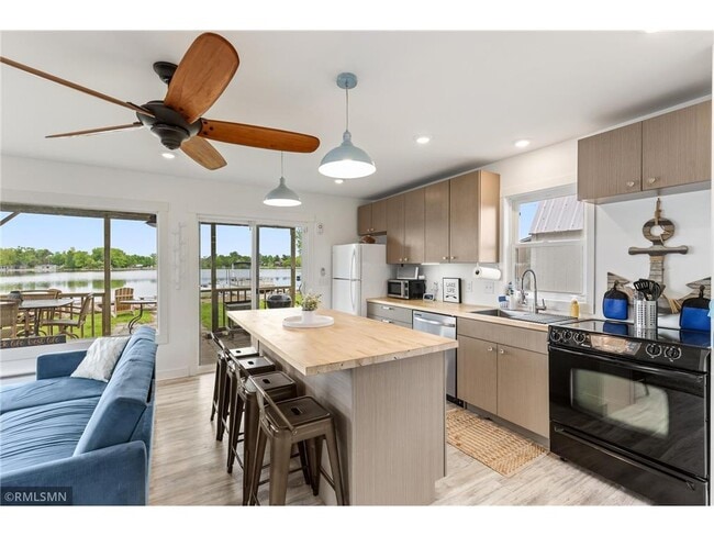 Building Photo - 28584 Lakewood Dr NW
