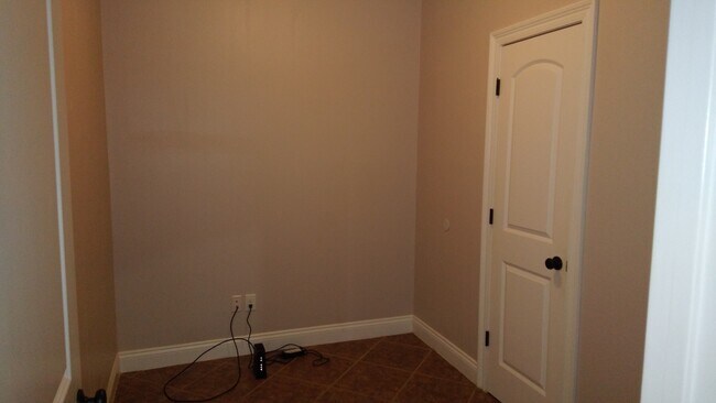 Building Photo - 3656 Belview Rd