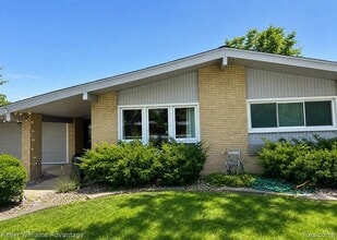 Building Photo - 42168 Lakeland Ct