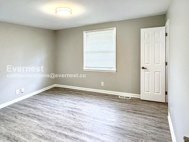 Building Photo - 3 Bed, 2 Bath Home with Off-Street Parking...