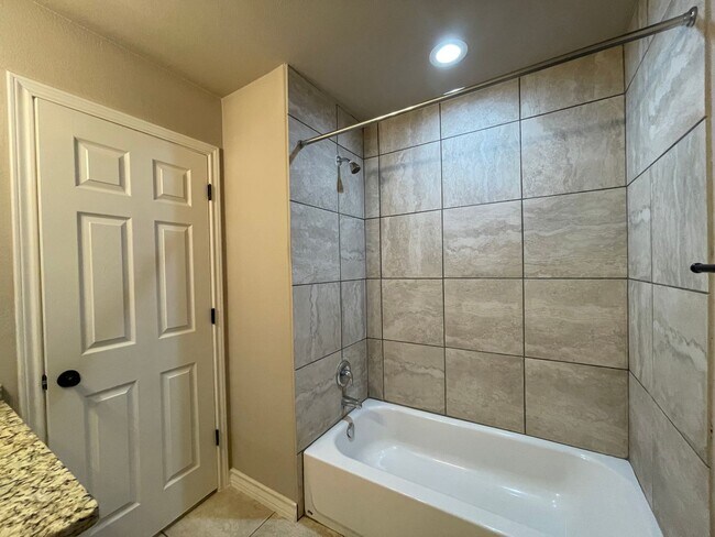 Building Photo - Town home for rent