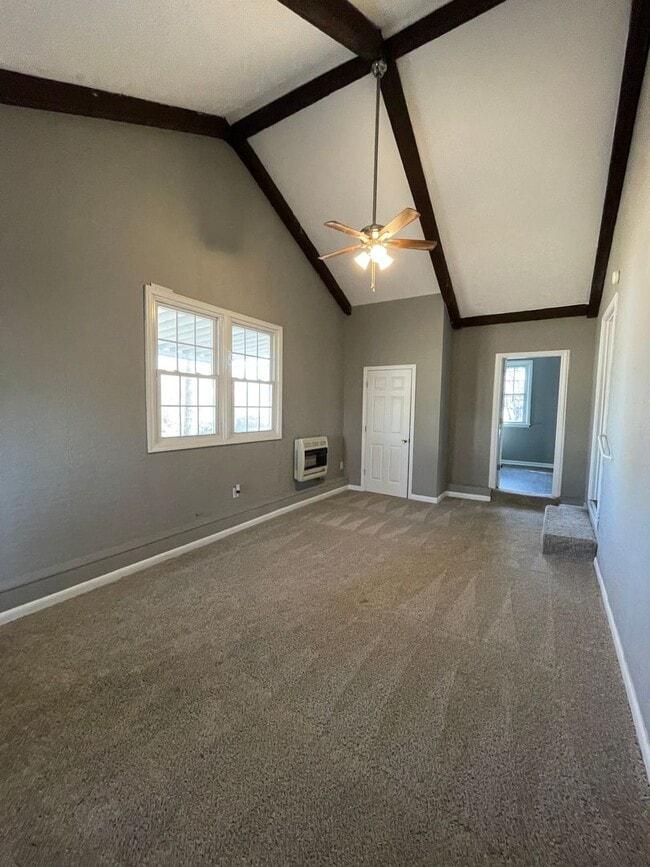 Building Photo - Huge home with bonus room and fenced in ba...