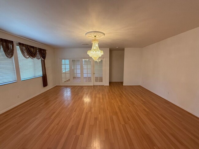 Building Photo - Spacious Single Family Home in Bakersfield...