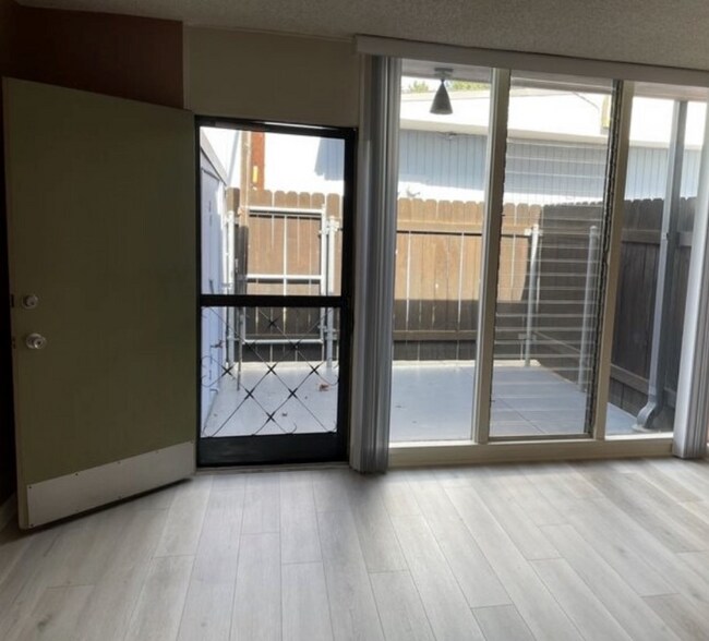 Building Photo - 660 W Bonita Ave