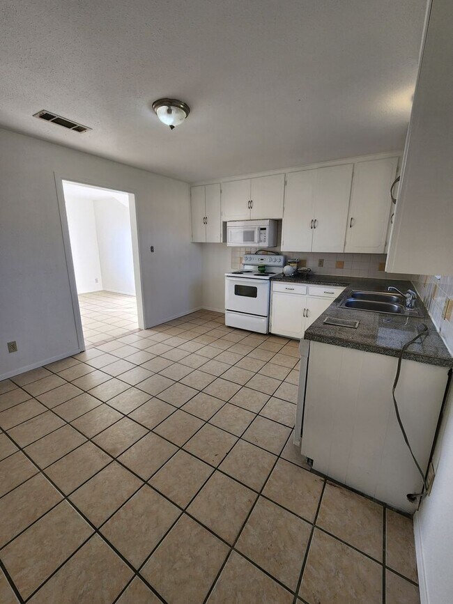 Building Photo - 3/2 on Corner Lot in Burnet