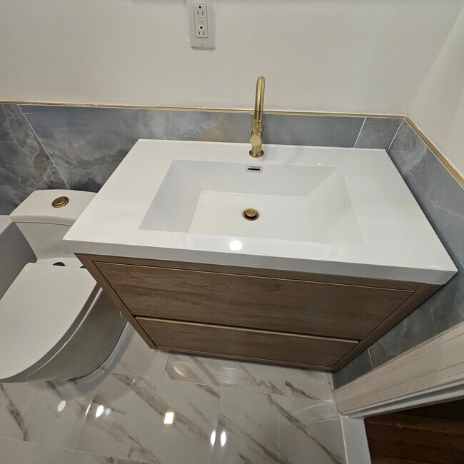 Building Photo - 214 Hermitage St