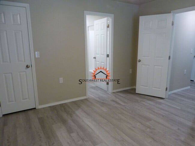 Building Photo - Modern 3 bedroom 2 bath apartment
