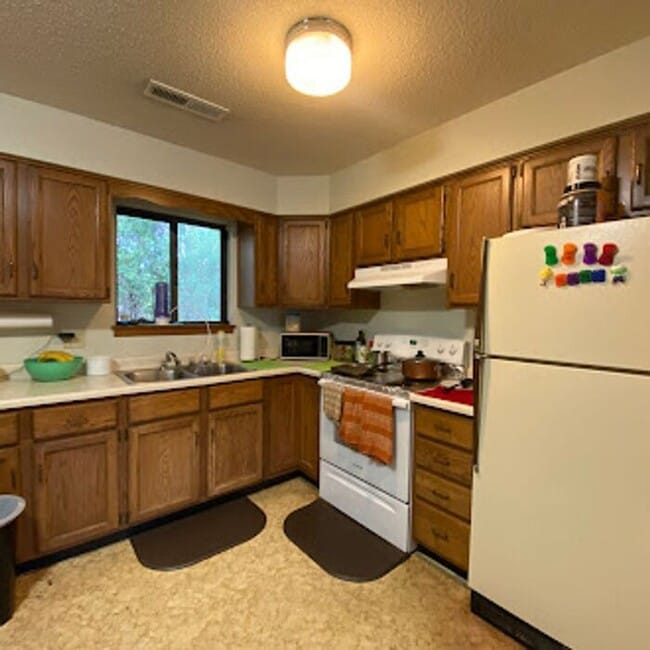 Building Photo - $1,095 | 2 Bedroom, 1 Bathroom APARTMENT | No Pets | Available for August 1st, 2026 Move In