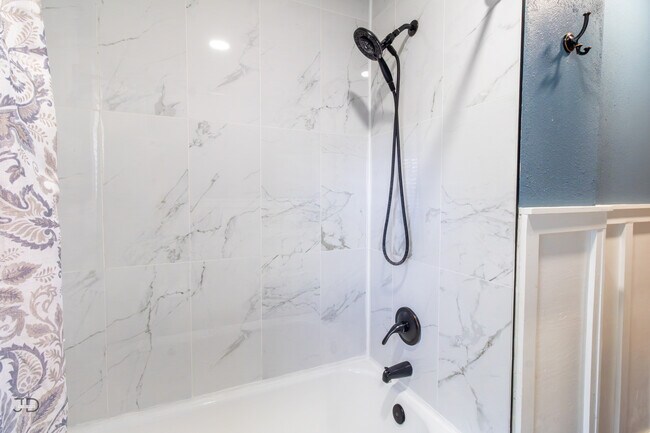 Building Photo - 1556 Singleton Ave