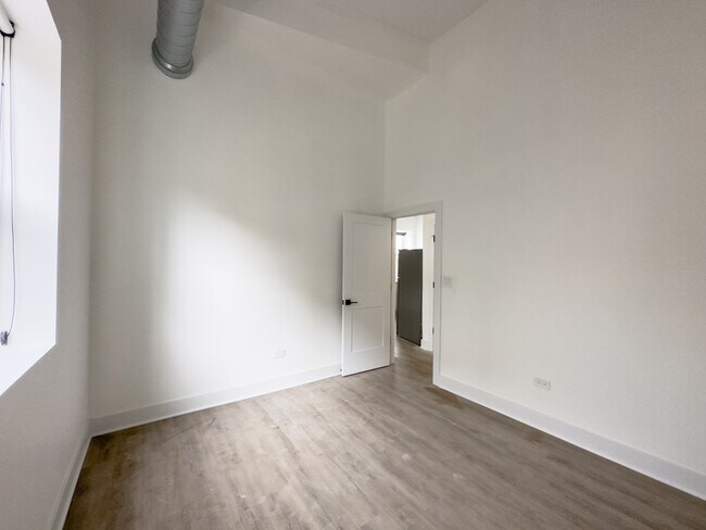 Building Photo - 4731 N Western Ave