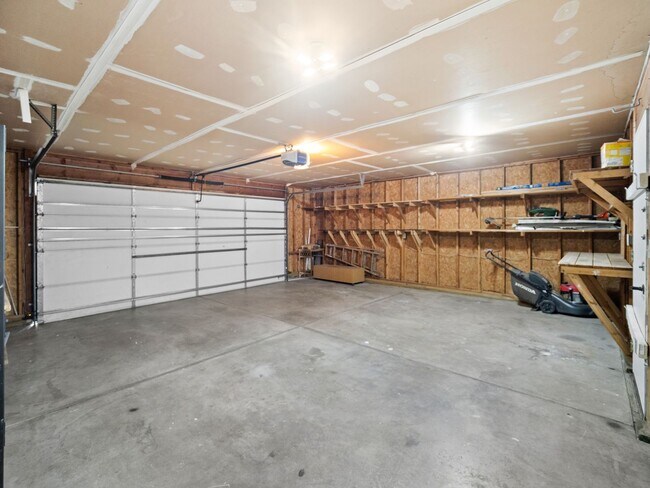 Building Photo - Spacious Home with Fenced Yard & Garage – ...