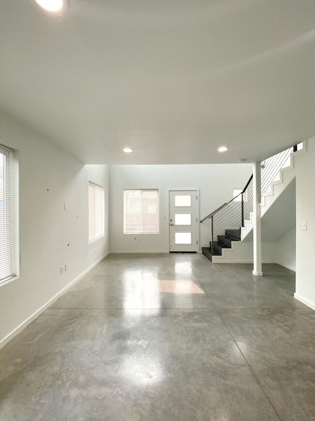Building Photo - Stylish Midtown Duplex