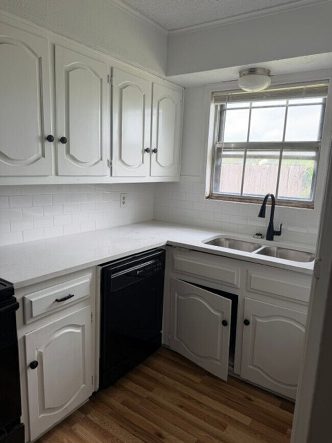 Building Photo - Centrally Located 2 Bedroom Unit