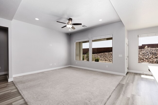 Building Photo - 6118 S Salix Wy