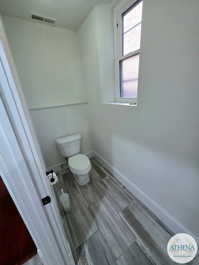 Building Photo - 1 Bedroom / 1 Bath Apartment Located on Broadway Street