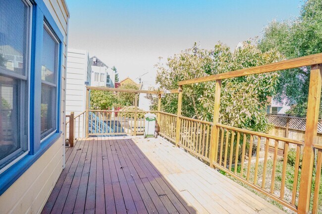Building Photo - Victorian Charm and City Convenience – 3-B...