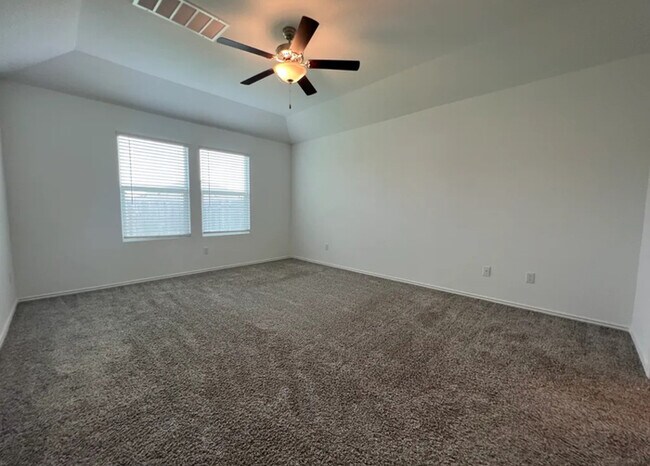 Building Photo - Modern 4-Bed, 2-Bath Retreat with Soaking ...