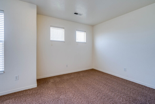 Building Photo - 3 Bedroom 2.5 Bathroom - Hidden Valley Tow...