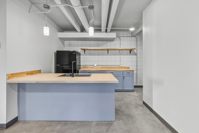 Building Photo - 415 S Weber St