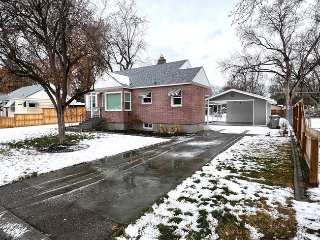 Building Photo - Fully renovated 3 bed 2 bath home on the B...