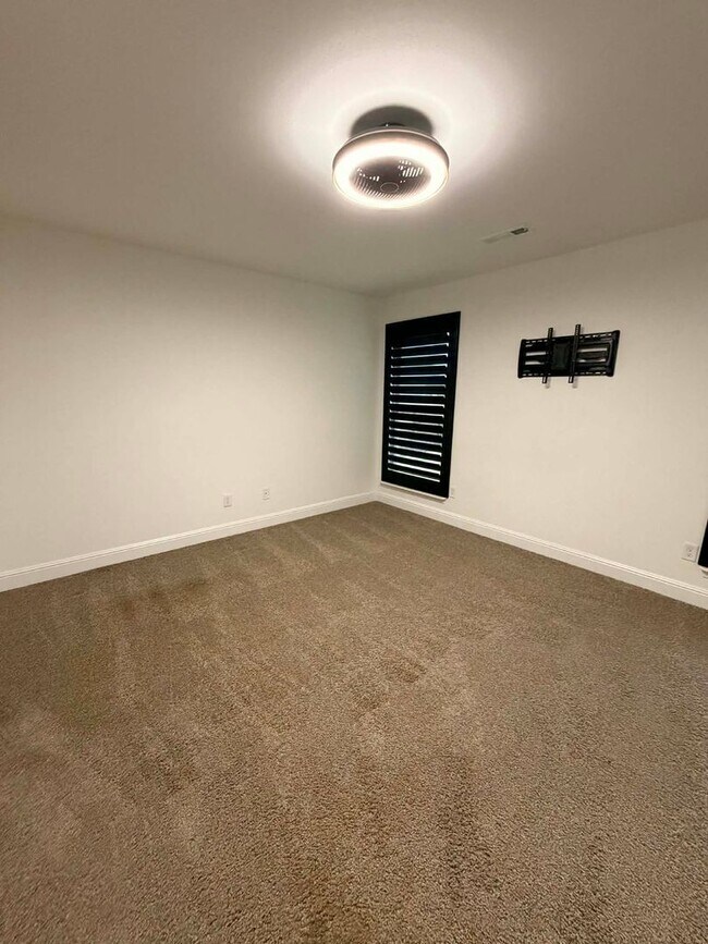 Building Photo - 329 E Greystone Square
