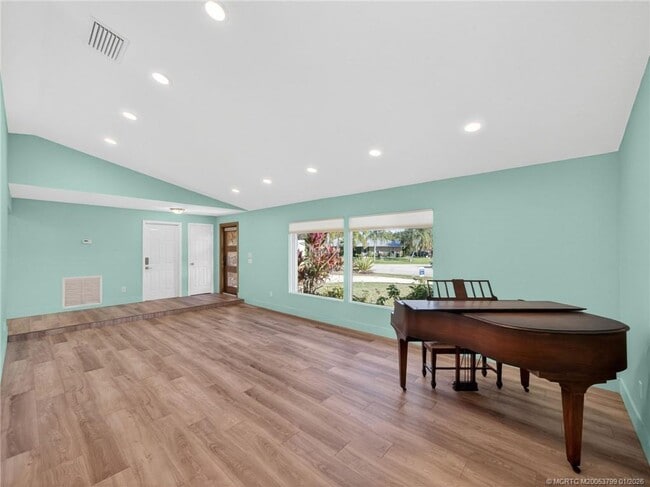 Building Photo - 3055 SE Glasgow Dr