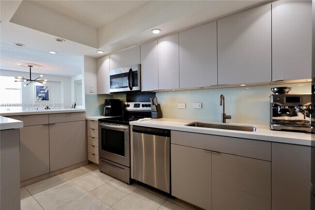 Building Photo - 20505 E Country Club Dr