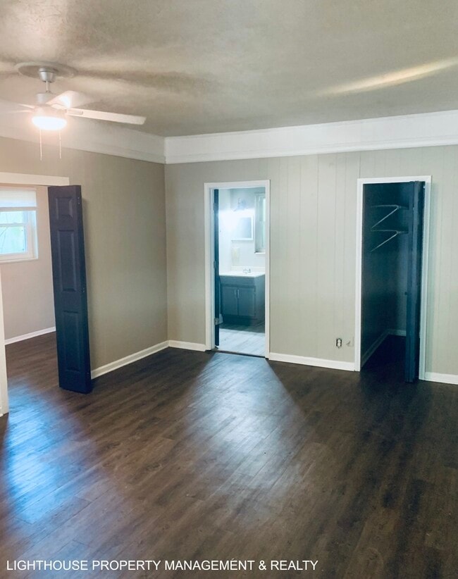 Building Photo - Large 4 Bed/2 Bath House with Carport & Fe...