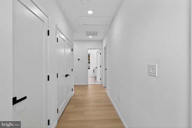 Building Photo - 2932 Yost Pl NE