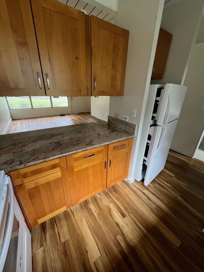 Building Photo - 2-bed 2-bath 1- parking Tropic Gardens Town House for rent!