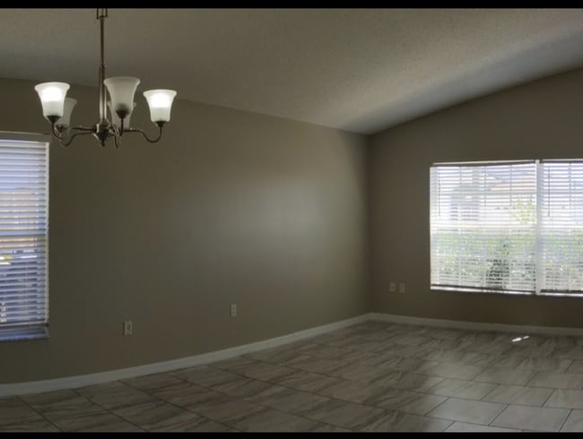 Building Photo - 246 Queen Mary Dr