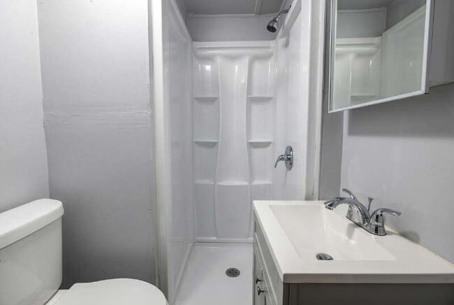 Building Photo - 122 Collins Rd