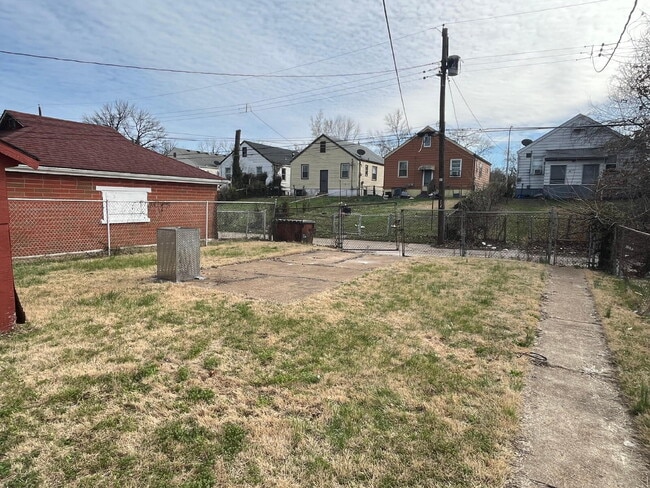 Building Photo - "Charming 3-Bed, 1 bath Retreat with Beautiful Floors on Laura Avenue!"