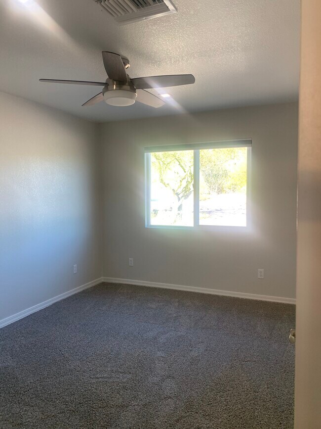 King size bedroom with view - 8317 E Scarlet