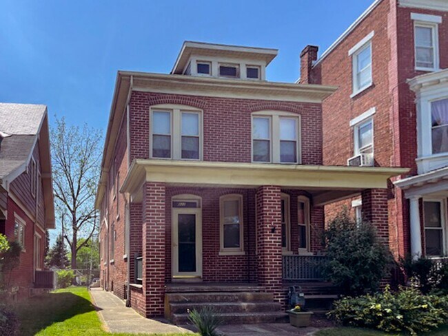 Building Photo - 822 S Duke St